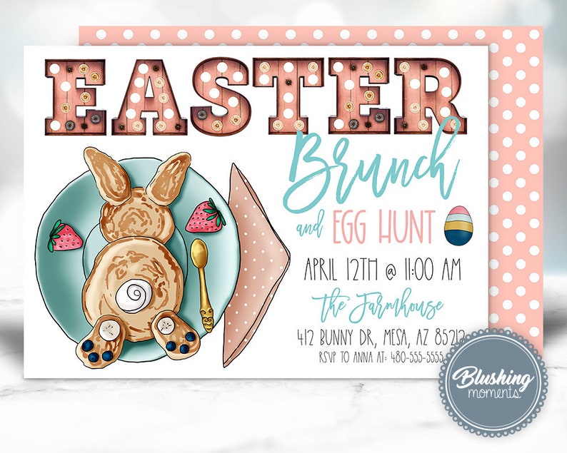 Op de afbeelding: Een uitnodiging voor een paasbrunch en eierenjacht in The Farmhouse. De uitnodiging toont een cartoon-konijnenpannenkoek op een bord met blauwe bessen en aardbeien. De tekst luidt "Easter Brunch and Egg Hunt, April 12th at 11:00 AM, The Farmhouse, 412 Bunny Dr, Mesa, AZ 85212, RSVP to Anna at 480-555-5555".