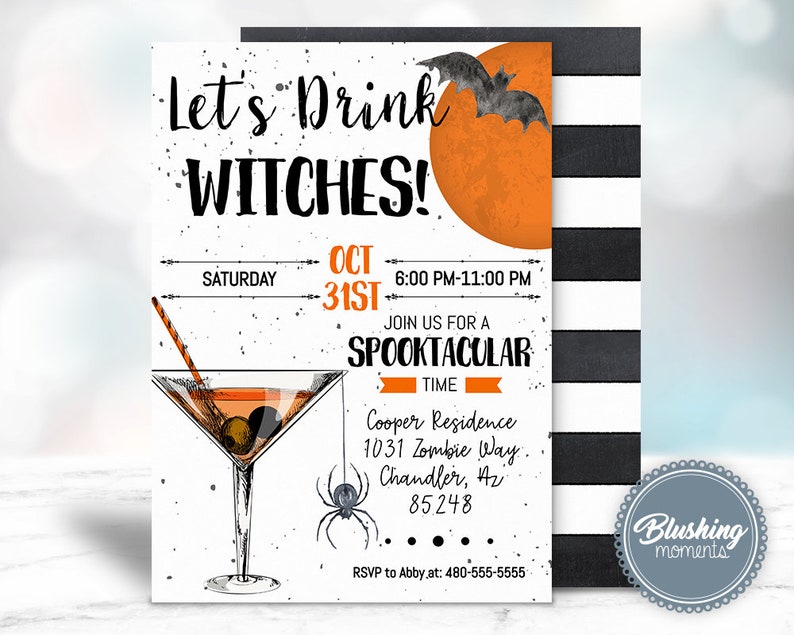 K&ouml;nnte beinhalten: Halloween-Partyeinladung mit einer schwarzen Fledermaus, die &uuml;ber einem orangefarbenen Mond fliegt. Der Text lautet "Let's Drink Witches!" mit Datum und Uhrzeit der Party. Die Einladung enth&auml;lt auch ein Martini-Glas mit einer Olive und einer Spinne.