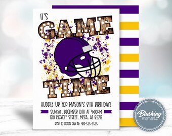Puede incluir: Una invitación de fiesta de cumpleaños con temática de fútbol americano en morado y dorado con el texto "It's Game Time" y un casco de fútbol morado con una máscara dorada. La invitación incluye el texto "Huddle up for Mason's 8th birthday!" y los detalles de la fiesta.