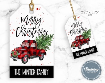 Può includere: Un camioncino rosso e nero a quadri con un albero di Natale nel cassone. Il camioncino è su uno sfondo bianco con puntini rossi. Il testo "Merry Christmas" è scritto in corsivo nero sopra il camioncino. Il testo "The Winter Family" è scritto in nero sotto il camioncino. Il testo "2.25" x 3.75" Dimensione" è scritto in nero nell'angolo in alto a destra dell'immagine.