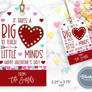 Puede incluir: Una etiqueta de regalo blanca con un corazón rojo y el texto "Se necesita un gran corazón para enseñar a las mentes pequeñas. ¡Feliz Día de San Valentín!" con un fondo a rayas rojo y blanco y el texto "De parte de: los Smiths". La etiqueta mide 5,7 cm por 9,5 cm.