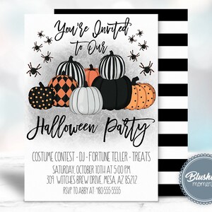 Może przedstawiać: Zaproszenie na imprezę Halloweenową z szarym tłem i grupą dyni w kolorze czarnym, białym, pomarańczowym i czarno-białym w kratkę. Tekst brzmi "You're Invited to Our Halloween Party" z informacjami o imprezie poniżej.