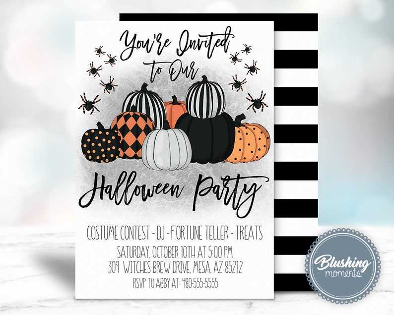 Może przedstawiać: Zaproszenie na imprezę Halloweenową z szarym tłem i grupą dyni w kolorze czarnym, białym, pomarańczowym i czarno-białym w kratkę. Tekst brzmi "You're Invited to Our Halloween Party" z informacjami o imprezie poniżej.