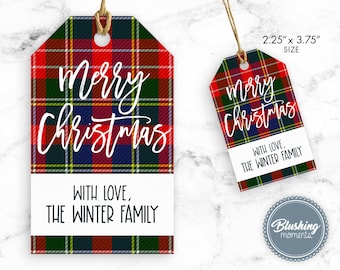 Può includere: Bigliettini regalo natalizi con un motivo a quadri rosso, verde e blu. I bigliettini riportano le parole "Merry Christmas" in corsivo bianco e "With Love, The Winter Family" in una sezione bianca. Ogni bigliettino misura 5,7 cm x 9,5 cm.