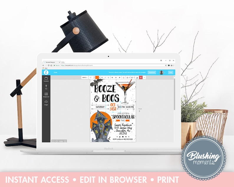 Puede incluir: Una computadora port&aacute;til muestra una invitaci&oacute;n a una fiesta de Halloween con el texto "BOOZE & BOOS" y una ilustraci&oacute;n de una casa embrujada. La invitaci&oacute;n incluye la fecha, la hora y el lugar. La computadora port&aacute;til est&aacute; sobre una superficie blanca con una l&aacute;mpara de escritorio y objetos decorativos.