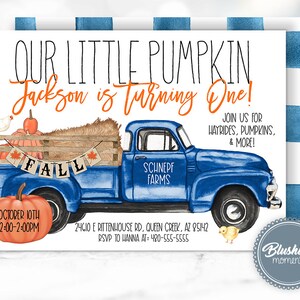Op de afbeelding: Een blauwe vintage pick-up truck met een houten laadbak gevuld met pompoenen en hooi. De truck heeft een bord met de tekst "Schnepf Farms" en een banner met de tekst "Fall". De truck staat op een blauw-wit geruite achtergrond. De tekst "Our Little Pumpkin Jackson is turning One!" staat bovenaan de afbeelding. De tekst "Join us for hayrides, pumpkins, & more!" staat rechts in de afbeelding. De tekst "October 10th 12:00-2:00PM" staat linksonder in de afbeelding. De tekst "24610 E Rittenhouse Rd, Queen Creek, AZ 85142 RSVP to Hanna at: 480-555-5555" staat onderin het midden van de afbeelding. De tekst "Blushing moments" staat rechtsonder in de afbeelding.