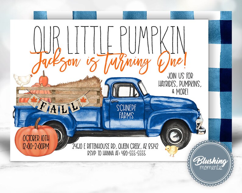 Op de afbeelding: Een blauwe vintage pick-up truck met een houten laadbak gevuld met pompoenen en hooi. De truck heeft een bord met de tekst "Schnepf Farms" en een banner met de tekst "Fall". De truck staat op een blauw-wit geruite achtergrond. De tekst "Our Little Pumpkin Jackson is turning One!" staat bovenaan de afbeelding. De tekst "Join us for hayrides, pumpkins, & more!" staat rechts in de afbeelding. De tekst "October 10th 12:00-2:00PM" staat linksonder in de afbeelding. De tekst "24610 E Rittenhouse Rd, Queen Creek, AZ 85142 RSVP to Hanna at: 480-555-5555" staat onderin het midden van de afbeelding. De tekst "Blushing moments" staat rechtsonder in de afbeelding.