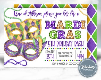 Op de afbeelding: Een uitnodiging voor een verjaardagsfeest met een Mardi Gras-thema met een kleurenschema van paars, groen en goud. De uitnodiging bevat twee maskers en de tekst "Mardi Gras 5th Birthday Bash".