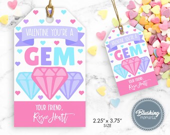 Könnte beinhalten: Ein rosa-weißes Valentinstags-Geschenk-Etikett mit dem Text "Valentine you're a GEM" und einem pinkfarbenen, blauen und violetten Diamanten-Design. Das Etikett enthält auch den Text "Your friend, Rosie Heart" und misst 2,25 Zoll mal 3,75 Zoll.