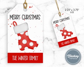 Puede incluir: Etiqueta de regalo de Navidad roja y blanca con un diseño de calcetín y el texto "Merry Christmas" y "The Winter Family". La etiqueta mide 2,25 pulgadas por 3,75 pulgadas.