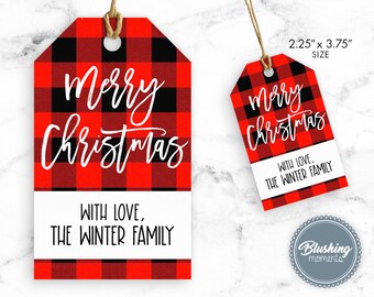 Può includere: Etichetta regalo a quadri rossi e neri con testo bianco che recita "Buon Natale" e "Con affetto, La famiglia invernale". L'etichetta misura 2,25 pollici per 3,75 pollici.