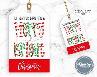 Puede incluir: Una etiqueta de regalo blanca con rayas rojas y verdes, estampado de leopardo y lunares blancos. El texto en la etiqueta dice "The Winters Wish You A Merry and Bright Christmas". La etiqueta mide 5,7 cm por 9,5 cm.