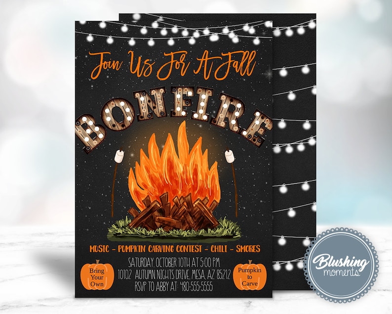 Pu&ograve; includere: Un invito nero e arancione per una festa di fal&ograve; autunnale. L'invito presenta un'illustrazione di cartone animato di un fal&ograve; con luci di fata e il testo "Join Us For A Fall Bonfire". L'invito include anche i dettagli dell'evento, come la data, l'ora, il luogo e le informazioni di RSVP.