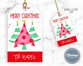 Puede incluir: Una etiqueta de regalo blanca con un borde rojo y el texto "Merry Christmas" en rojo. Tres árboles de Navidad rosas y verdes con rayas blancas están en el centro de la etiqueta. El texto "the Winter's" está en blanco sobre un fondo rojo en la parte inferior de la etiqueta. La etiqueta mide 2,25 pulgadas por 3,75 pulgadas.