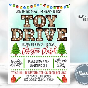 Puede incluir: Un folleto festivo para una colecta de juguetes navideños con un letrero de madera que dice "Toy Drive" en letras rojas y blancas. El folleto está decorado con árboles de Navidad y luces. Dice "Únete a nosotros para la colecta de juguetes navideños de Mesa Elementary" y "Ayudando a los niños de la Iglesia Cristiana de Mesa". El folleto también incluye las fechas y horas de la colecta, así como la ubicación del centro de donación de juguetes.