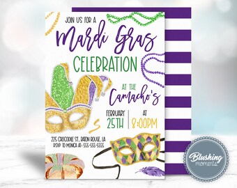 Könnte beinhalten: Eine Einladung zu einer Mardi Gras-Party in den Farben Lila, Grün und Gold. Die Einladung zeigt eine Narrenmaske, einen Königskuchen und Perlen. Der Text lautet: "Feiern Sie mit uns Mardi Gras bei den Camachos, am 25. Februar um 20:00 Uhr, 225 Crocodile St, Baton Rouge, LA, RSVP an Monica unter: 555-555-5555".