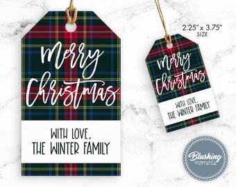 Può includere: Etichetta regalo a quadri rossi, blu e verdi con testo bianco che recita "Buon Natale" e "Con affetto, La famiglia Winter". L'etichetta misura 2,25 pollici per 3,75 pollici.