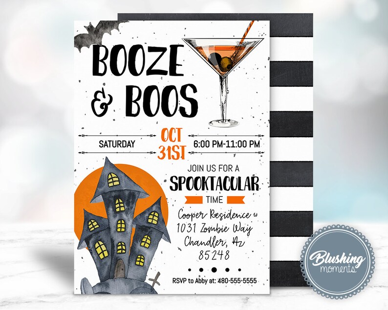 Puede incluir: Invitaci&oacute;n a una fiesta de Halloween con las palabras "BOOZE & BOOS". La invitaci&oacute;n incluye una ilustraci&oacute;n de una casa embrujada, un martini y un murci&eacute;lago. Se detallan los datos del evento.