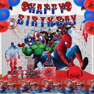 Puede incluir: Decoraci&oacute;n de fiesta de cumplea&ntilde;os con tem&aacute;tica de Spider-Man. Incluye globos, una pancarta de "Happy Birthday", recortes de superh&eacute;roes, cupcakes, platos, vasos y un mantel rojo con dise&ntilde;os de Spider-Man. La combinaci&oacute;n de colores es rojo, azul y blanco.