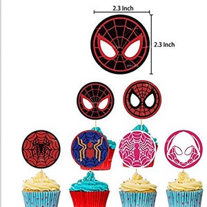 Puede incluir: Adornos para cupcakes con tem&aacute;tica de Spider-Man. Los adornos son redondos, de 5,8 cm de di&aacute;metro, y presentan varios dise&ntilde;os de m&aacute;scaras de Spider-Man en rojo, negro y blanco. Tambi&eacute;n se ven cupcakes con glaseado azul y amarillo.