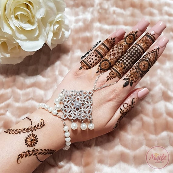 Details more than 168 hand jewellery for gown latest