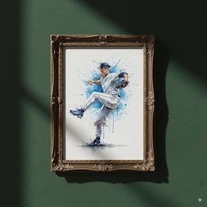 Puede incluir: Pintura a la acuarela enmarcada de un lanzador de béisbol en acción. La obra presenta a un jugador con uniforme gris y detalles azules, sobre un fondo de salpicaduras de pintura azul. El marco dorado y ornamentado añade un toque vintage.