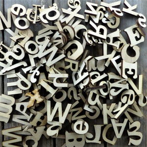 Scatola da 100 lettere in legno miste con forme artigianali. Scatola per secondi