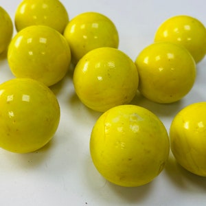 10 medium yellow marbles toy games vintage historical, jewellery making