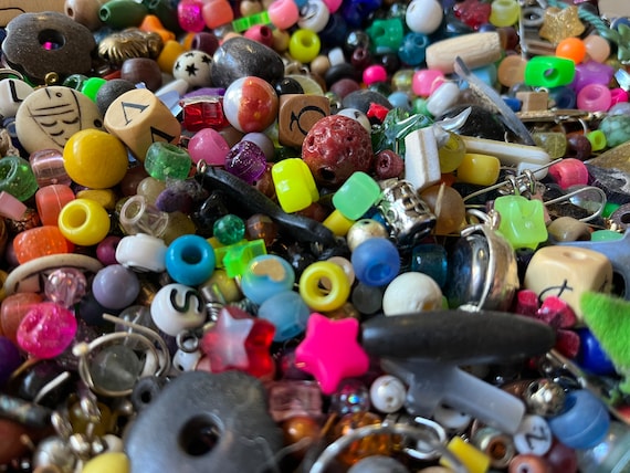 over 1000 x Mixed Clearance beads assorts of shapes styles and marterials in mix