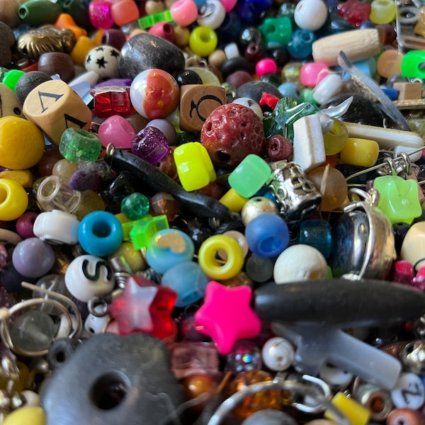 over 1000 x Mixed Clearance beads assorts of shapes styles and marterials in mix