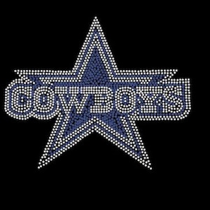 Puede incluir: Una estrella azul marino con la palabra "COWBOYS" en letras punteadas blancas. La estrella y el texto están hechos de pequeños puntos redondos blancos y azul marino, sobre un fondo negro.