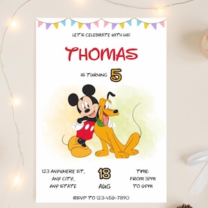 Puede incluir: Una invitación de cumpleaños blanca con Mickey Mouse y Pluto. El texto dice "LET'S CELEBRATE WITH US!" y "THOMAS IS TURNING 5". La invitación también incluye la fecha, la hora y la información de RSVP. Una guirnalda de banderines de colores decora la parte superior.