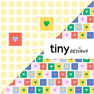 Peut inclure: Un motif coloré avec des carrés contenant des cœurs de différentes couleurs, dont le rouge, le vert, le bleu et le jaune. Le design comprend également un motif de grille jaune et le texte "tiny designs" sur une bannière blanche.
