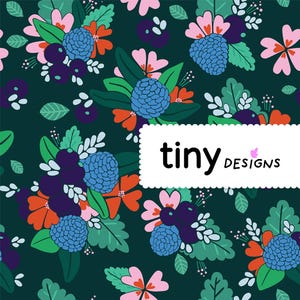 Peut inclure: Un motif sans couture sur fond vert foncé avec un motif répétitif de fleurs, de feuilles et de baies colorées. Les fleurs sont dans des tons de rose, rouge, bleu et violet. Le motif est parfait pour les tissus, les papiers peints ou d'autres projets décoratifs. Le texte "tiny DESIGNS" est au centre de l'image.
