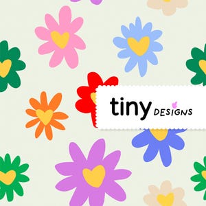Peut inclure: Motif répété de fleurs de dessin animé colorées en rose, bleu, orange, rouge, vert, violet et crème, chacune avec un cœur jaune au centre. Le texte "tiny designs" est affiché sur un rectangle blanc à bords festonnés.