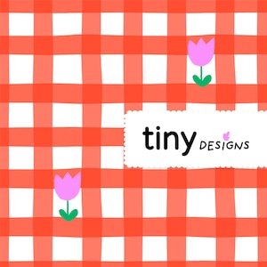 Peut inclure: Motif répétitif de vichy rouge et blanc avec deux illustrations de tulipes roses et le texte "tiny designs" en noir sur un rectangle festonné blanc.