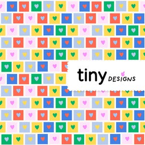 Peut inclure: Motif coloré avec des carrés de différentes couleurs, rouge, bleu, vert et jaune, chacun contenant un cœur. Le design comprend le texte "tiny DESIGNS". Le thème général est joyeux et ludique.