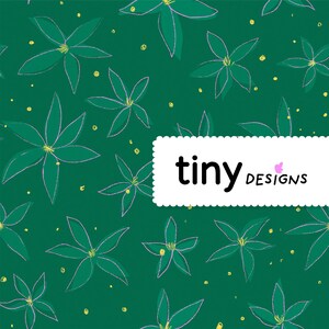 Peut inclure: Un fond vert avec un motif répétitif de fleurs vertes à contours blancs. Le texte "tiny DESIGNS" est dans un cadre blanc avec un bord festonné.