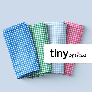 Peut inclure: Quatre carrés de tissu pliés dans des motifs vichy bleu, vert, bleu clair et rose. Le tissu présente de petits carrés blancs et quelques petits embellissements transparents. Le texte "tiny designs" est affiché dans une bannière blanche.