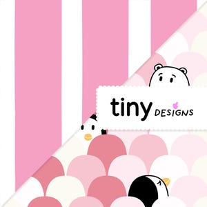 Peut inclure: Un design fantaisiste avec un motif à rayures roses et blanches, une section diagonale avec un motif à écailles roses et un fond blanc. Le texte "tiny designs" est affiché dans un rectangle blanc à bords festonnés, avec des pingouins et un ours de dessin animé.