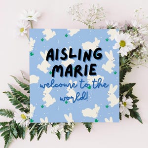 Tarjeta de anuncio de nacimiento editable: plantilla de conejito azul y blanco, diseño de Canva de género neutro, anuncio digital instantáneo de bebé.