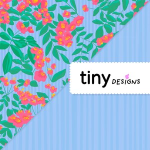 Peut inclure: Motif floral avec des fleurs roses et des feuilles vertes sur fond bleu clair. Le design est divisé en diagonale, avec un motif rayé en bas à droite. Le texte "tiny designs" est dans un encadré blanc.