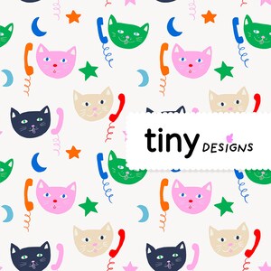 Peut inclure: Un motif fantaisiste avec des visages de chats de différentes couleurs, dont rose, vert et marine, chacun avec un combiné téléphonique. Le motif comprend également des étoiles, des croissants de lune et le texte "tiny designs" sur fond blanc.