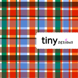 Peut inclure: Un motif à carreaux coloré dans les tons de rouge, orange, vert, bleu et marron. Le motif présente une grille de lignes entrecroisées, créant un effet à carreaux classique. Le texte "tiny designs" est affiché sur un rectangle festonné blanc.
