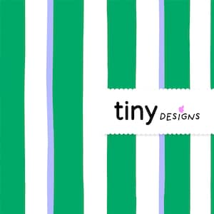 Peut inclure: Motif à rayures verticales alternant des bandes vertes et blanches, avec une fine bande violet clair entre les bandes blanches et vertes. Le texte "tiny designs" est affiché sur une étiquette blanche.