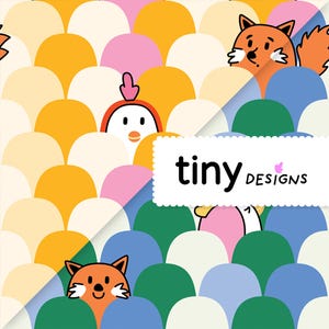 Peut inclure: Un motif coloré avec des renards de dessins animés et un oiseau apparaissant derrière un motif en forme d'écailles répétées. Le motif comprend des formes orange, jaune, rose, vert, bleu et blanc. Le texte "tiny designs" est affiché sur une bannière blanche.