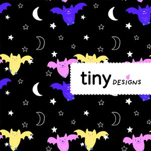 Peut inclure: Motif répétitif sur fond noir avec des chauves-souris de dessin animé jaunes, violettes et roses, ainsi que des étoiles et des croissants de lune blancs. Le texte "tiny designs" est affiché dans un rectangle blanc.