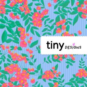 Peut inclure: Motif floral avec des fleurs roses et des centres jaunes, des feuilles vertes sur un fond bleu clair à rayures. Le texte "tiny designs" est affiché sur une étiquette blanche.
