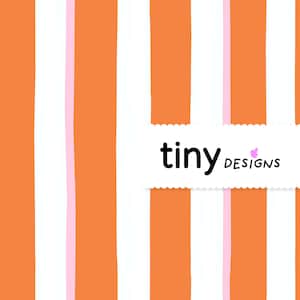 Peut inclure: Motif à rayures verticales orange, blanches et rose clair. Le design présente des rayures orange et blanches épaisses alternées, avec une fine rayure rose entre le blanc et l'orange. Le texte "tiny designs" est affiché sur une bannière blanche.
