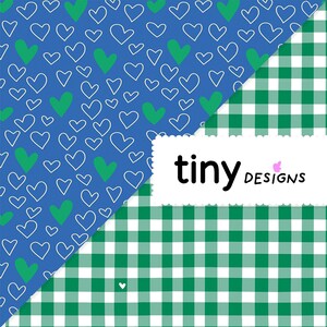 Puede incluir: Un diseño con dos patrones distintos. Un lado muestra un fondo azul con contornos de corazón blancos y verdes, el otro un patrón de cuadros verdes y blancos. El texto "tiny designs" es visible en una etiqueta blanca.
